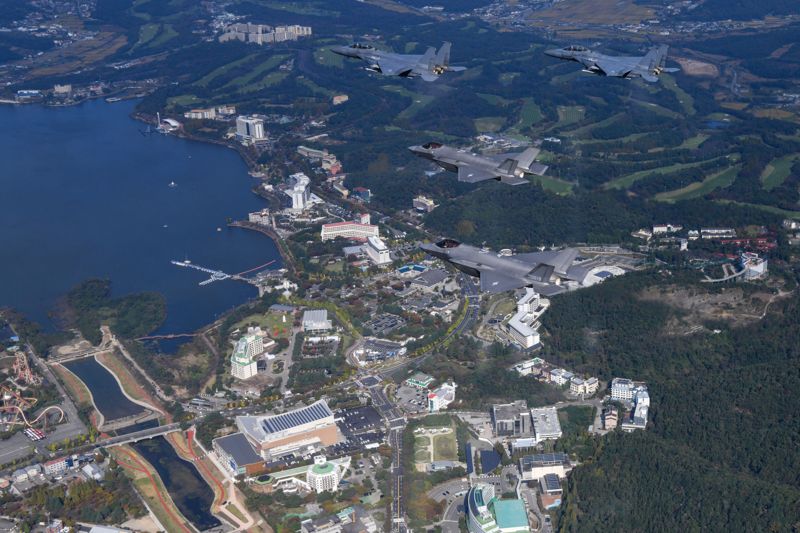 2025 경주 아시아태평양경제협력체(APEC) 정상회의를 앞둔 27일, 공군 F-35A(아래쪽) 2기와 F-15K 2기로 구성된 편대가 정상회의가 열리는 경주화백컨벤션센터(HICO) 일대 상공에서 공중전투초계 임무를 수행하고 있다. 공군 제공