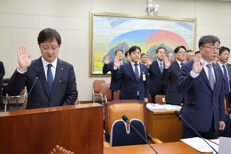 이찬진 금융감독원장이 21일 서울 여의도 국회 정무위원회에서 열린 금융감독원 등에 대한 국정감사에서 증인 선서를 하고 있다. 2025.10.21/뉴스1 ⓒ News1 신웅수 기자