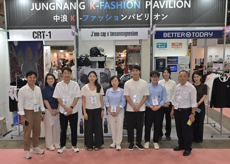 [서울=뉴시스] 서울 중랑구(구청장 류경기)는 지난 10월 1일부터 3일까지 일본 도쿄에서 열린 '패션월드 도쿄 2025'에 참가해 지역 패션기업 해외 진출을 도왔다고 27일 밝혔다. 2025.10.27. (사진=중랑구 제공) *재판매 및 DB 금지