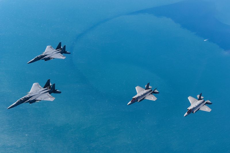 2025 경주 아시아태평양경제협력체(APEC) 정상회의를 앞둔 27일, 공군 F-35A(우측) 2기와 F-15K 2기로 구성된 편대가 공중전투초계 임무를 수행하고 있다. 공군 제공