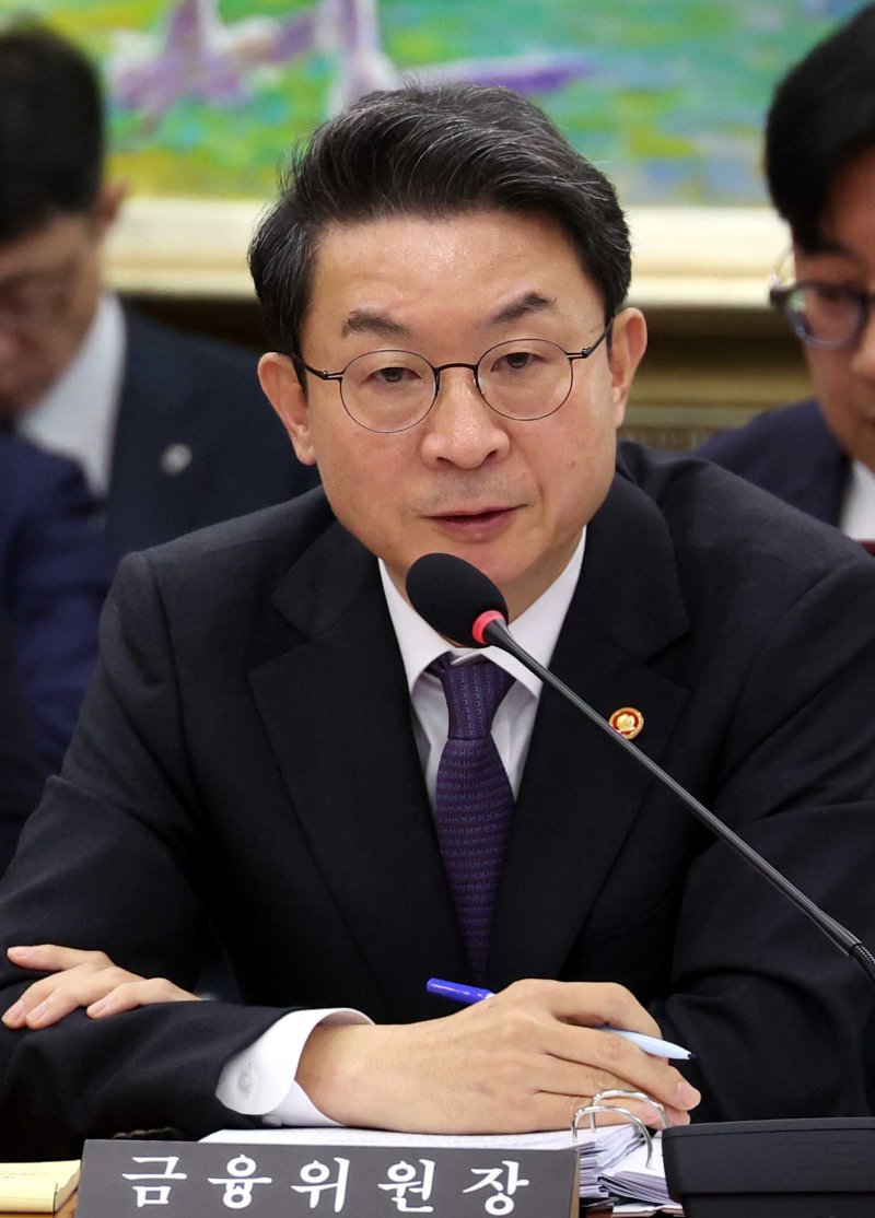 [서울=뉴시스] 조성봉 기자 = 이억원 금융위원회 위원원장이 27일 오전 서울 여의도 국회 정무위원회에서 열린 국정감사에서 의원 질의에 답변하고 있다. 2025.09.30. suncho21@newsis.com