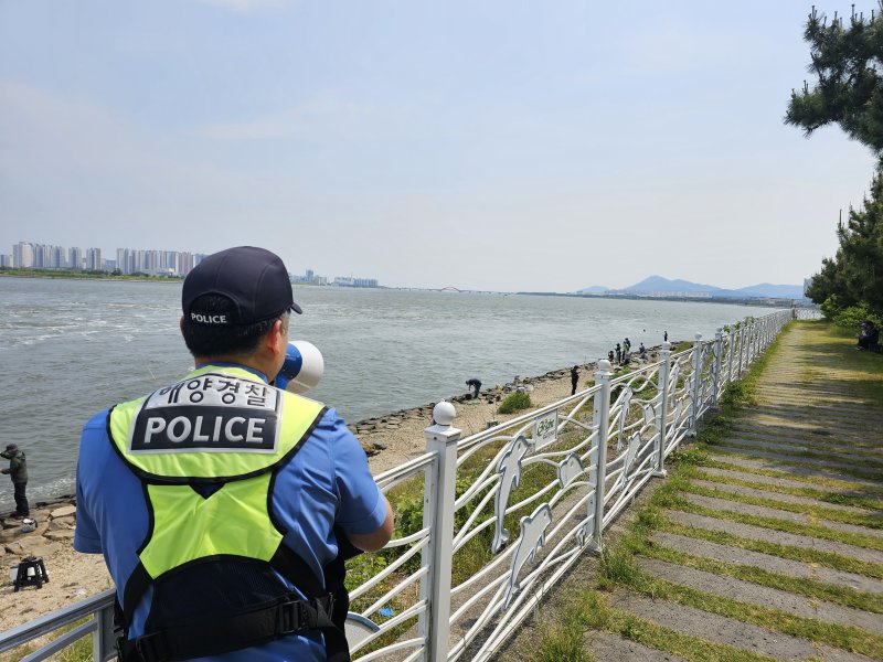 부산해경이 출입통제구역에 대한 안전관리를 하고 있다.(해경 제공. 재판매 및 DB 금지)