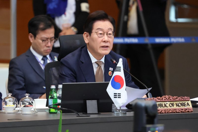 [쿠알라룸푸르=뉴시스] 고범준 기자 = 이재명 대통령이 27일(현지 시간) 말레이시아 쿠알라룸푸르 컨벤션 센터에서 열린 아세안+3(한중일) 정상회의에서 발언하고 있다. 2025.10.27. bjko@newsis.com