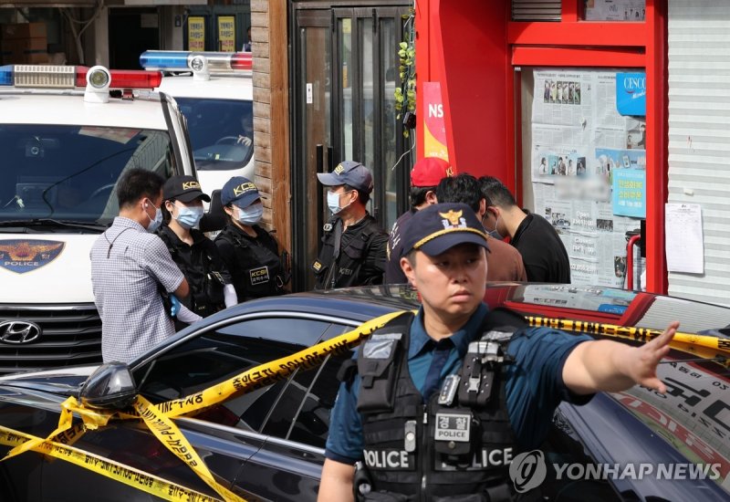 칼부림 사건 현장 통제하는 경찰 (출처=연합뉴스)