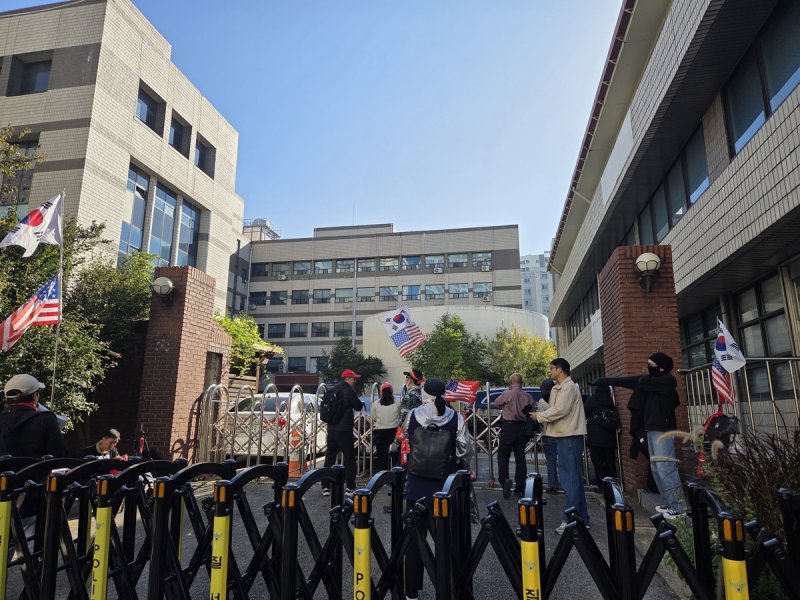 영등포경찰서 앞에 모여있는 보수단체 회원들. (출처=연합뉴스)