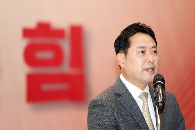 [서울=뉴시스] 김명년 기자 = 장동혁 국민의힘 대표가 27일 오후 서울 여의도 국회 의원회관에서 열린 전국 광역의원 및 강원도 기초의원 연수에서 격려사를 마치고 인사하고 있다. 2025.10.27. kmn@newsis.com