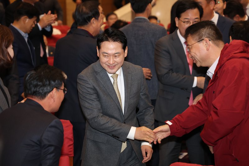 [서울=뉴시스] 김명년 기자 = 장동혁 국민의힘 대표가 27일 오후 서울 여의도 국회 의원회관에서 열린 전국 광역의원 및 강원도 기초의원 연수에서 입장하고 있다. 2025.10.27. kmn@newsis.com