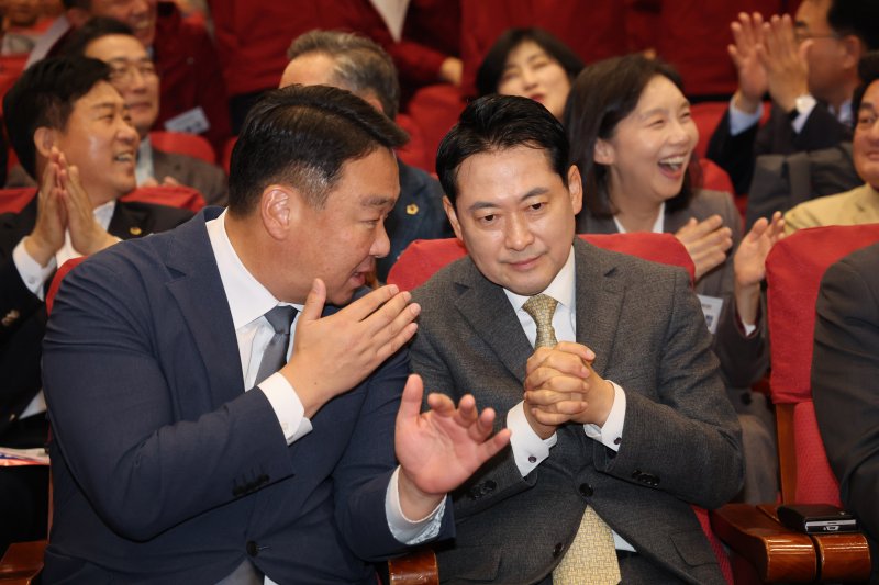 [서울=뉴시스] 김명년 기자 = 장동혁 국민의힘 대표가 27일 오후 서울 여의도 국회 의원회관에서 열린 전국 광역의원 및 강원도 기초의원 연수에서 정희용 사무총장과 대화하고 있다. 2025.10.27. kmn@newsis.com