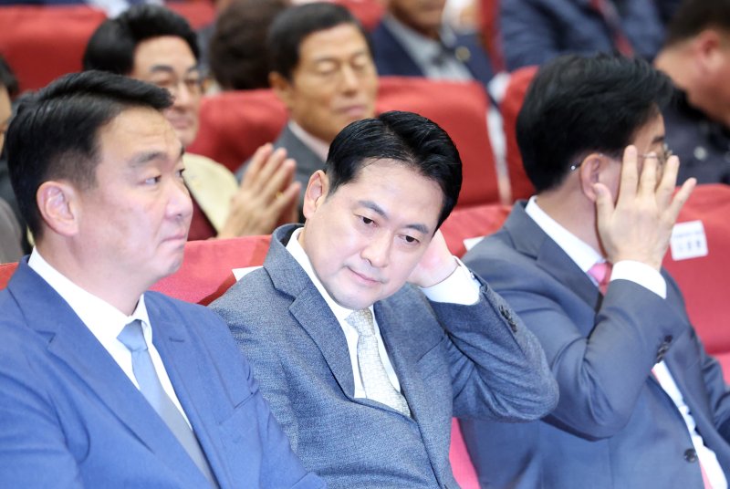 [서울=뉴시스] 김명년 기자 = 장동혁 국민의힘 대표가 27일 오후 서울 여의도 국회 의원회관에서 열린 전국 광역의원 및 강원도 기초의원 연수에서 머리를 만지고 있다. 2025.10.27. kmn@newsis.com