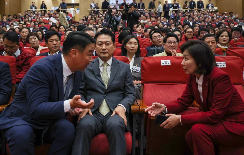 [서울=뉴시스] 김명년 기자 = 나경원 국민의힘 지방선거 총괄기획단 위원장이 27일 오후 서울 여의도 국회 의원회관에서 열린 전국 광역의원 및 강원도 기초의원 연수에서 정희용 사무총장과 대화하고 있다. 가운데는 장동혁 대표 2025.10.27. kmn@newsis.com