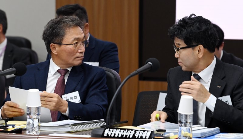27일 오전 인천 중구 운서동 인천국제공항공사 대회의실에서 열린 국회 국토교통위원회의 인천국제공항공사 등에 대한 국정감사에서 이학재(왼쪽)인천국제공항공사 사장이 이정기 한국공항공사사장직무대행과 이야기하고 있다. 2025.10.27/뉴스1 ⓒ News1 공항사진기자단