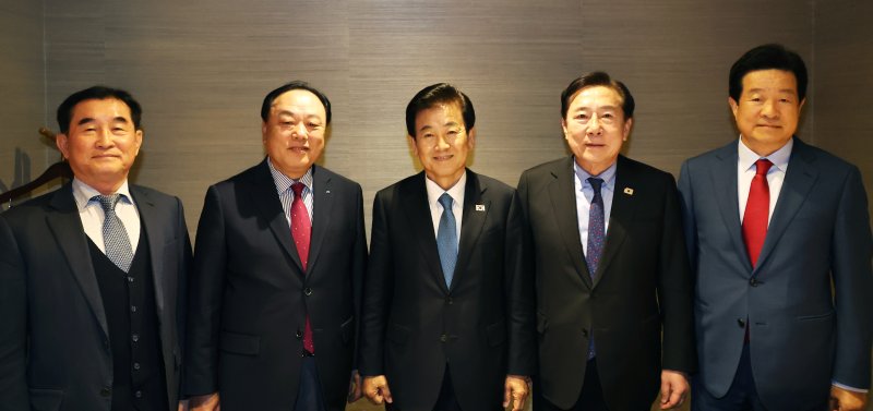 (왼쪽부터)이재철 제씨콤 대표, 배해동 태성그룹·토니모리 회장, 정동영 통일부 장관, 김기문 중소기업중앙회장, 문창섭 삼덕통상 회장(중소기업중앙회 제공)