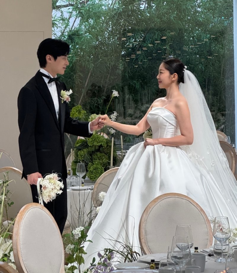 [서울=뉴시스] 배우 윤선우(왼쪽)와 김가은. (사진=김가은 인스타그램 캡처) 2025.10.27. photo@newsis.com *재판매 및 DB 금지