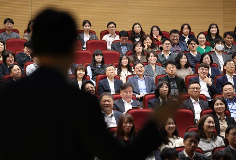 국세청 직원들이 27일 정부세종청사에서 진행된 '인공지능(AI) 전략특강'에서 서용석 카이스트 문술미래전략대학원 교수의 강의를 듣고 있다.(사진 : 국세청 제공) 2025.10.27. *재판매 및 DB 금지