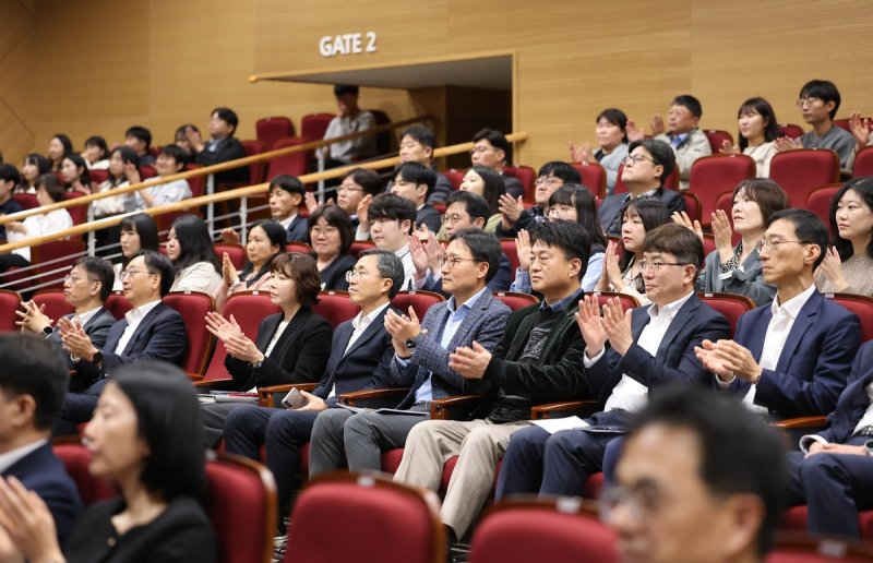 KAIST 서용석 교수 강연을 듣는 임광현 국세청장(가운데)과 직원들 (출처=연합뉴스)