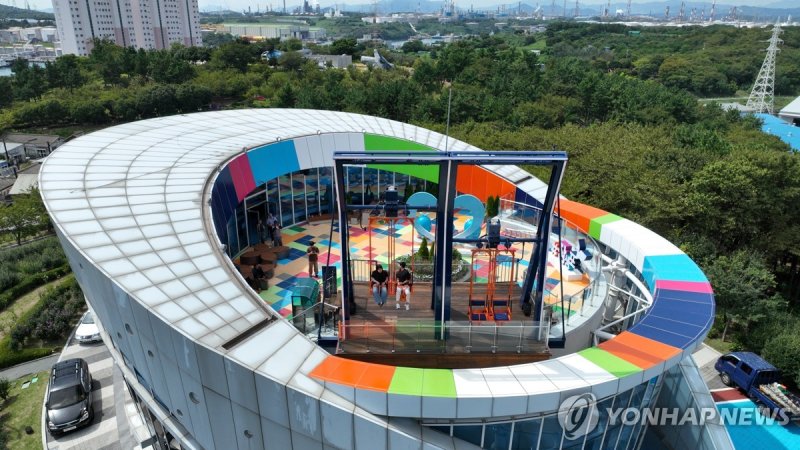 울산 장생포 고래문화마을에 설치된 공중그네 '웨일즈스윙' (출처=연합뉴스)