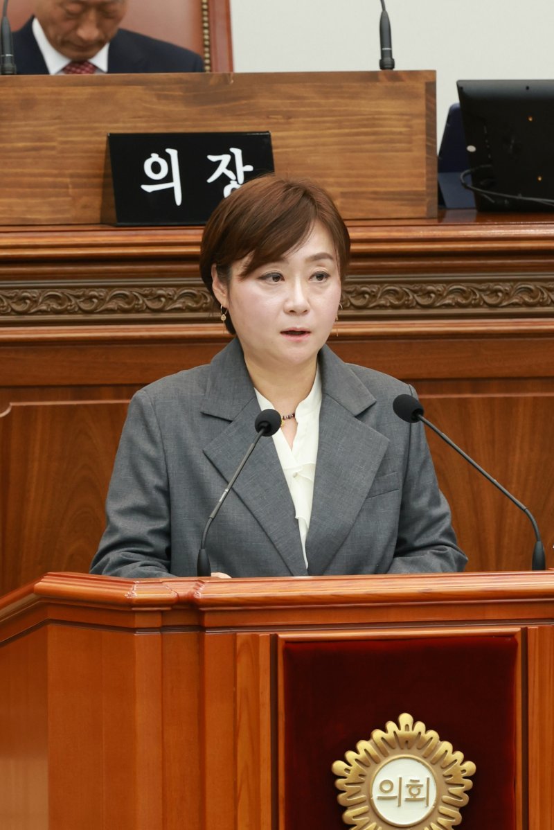 [창원=뉴시스] 강경국 기자 = 김묘정 경남 창원시의원이 27일 열린 제147회 임시회에서 5분 발언을 하고 있다. (사진=창원시의회 제공). 2025.10.27. photo@newsis.com *재판매 및 DB 금지