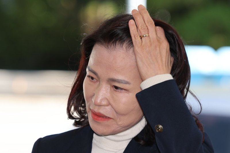 [서울=뉴시스] 권창회 기자 = 이진숙 전 방송통신위원장이 27일 오후 서울 영등포구 영등포경찰서에서 공직선거법·국가공무원법 위반 혐의 조사를 위해 출석하며 머리를 넘기고 있다. 2025.10.27. kch0523@newsis.com