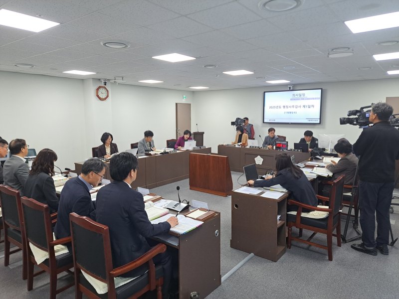 춘천시의회 기획행정위원회 행정사무감사 (출처=연합뉴스)