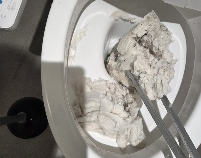 휴지 뭉쳐 화장실 막았다 인천공항 화장실서 무슨 일