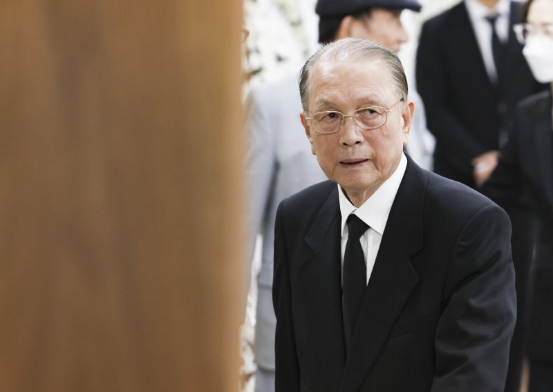 [서울=뉴시스] 김근수 기자 = 김기춘 전 청와대 비서실장이 24일 서울 송파구 아산병원 장례식장에 마련된 이상득 전 국회 부의장 빈소 조문 마치고 이동하고 있다. 2024.10.24. ks@newsis.com