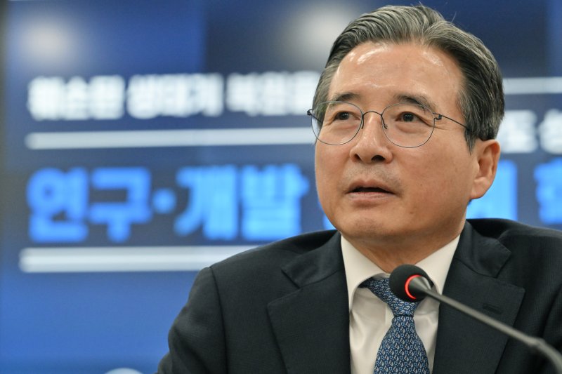 [광주=뉴시스] 이영주 기자 = 김용범 대통령실 정책실장이 27일 오후 광주 북구 전남대학교 대학본부에서 열린 과학기술정보통신부의 연구개발 생태계 혁신방안 수립을 위한 현장간담회에 참여해 인사말하고 있다. 2025.10.27. leeyj2578@newsis.com