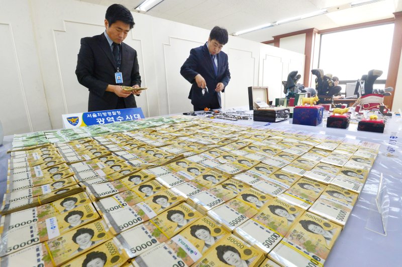 불법 도박사이트를 운영해온 총책 등으로부터 압수한 증거품 공개 자료사진./뉴스1 ⓒ News1