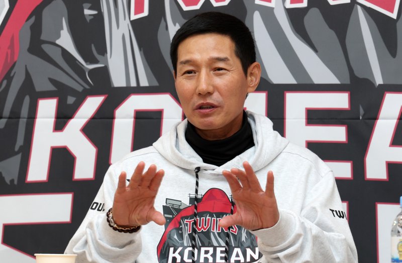 LG 염경엽 감독이 27일 서울 잠실야구장에서 열리는 프로야구 2025 신한 SOL뱅크 KBO 포스트시즌 한국시리즈 2차전 한화 이글스와 LG 트윈스의 경기에 앞서 취재진과 인터뷰를 하고 있다. 2025.10.27/뉴스1 ⓒ News1 김성진 기자