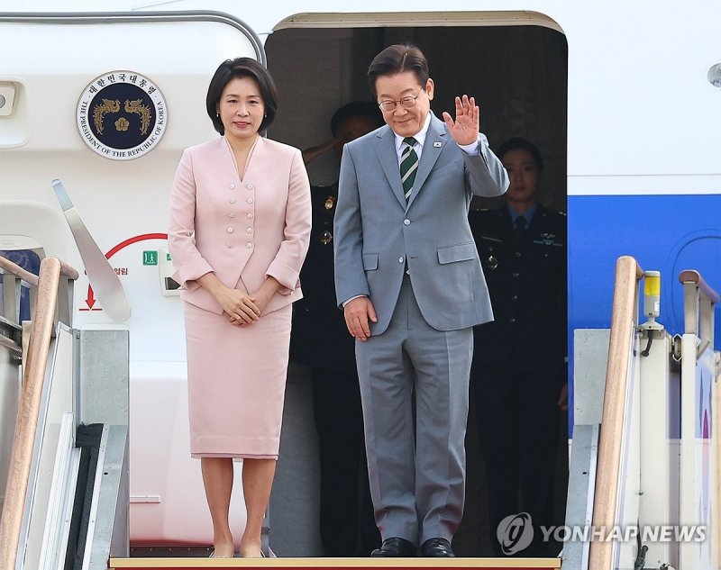 이재명 대통령 부부, 아세안 참석차 출국 (출처=연합뉴스)