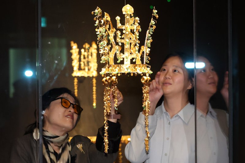 [경주=뉴시스] 추상철 기자 = 27일 오전 경북 경주시 국립경주박물관에서 열린 특별전 '신라 금관, 권력과 위신' 언론 공개회에서 신라 금관 등이 공개되고 있다. APEC 2025 KOREA와 개관 80주년 기념해 열린 이번 전시회는 신라 금관 발굴 이래 104년 만에 여섯 점을 한 자리에 모은 최초의 전시다. 2025.10.27. scchoo@newsis.com