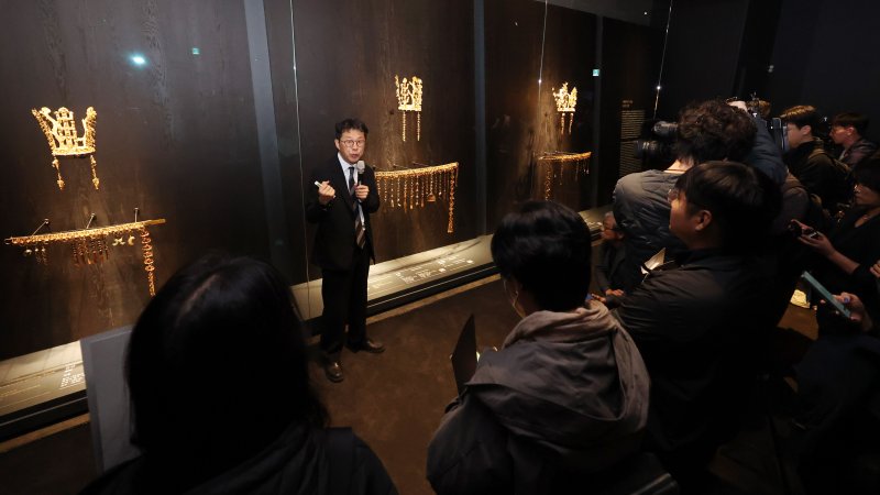 [경주=뉴시스] 추상철 기자 = 27일 오전 경북 경주시 국립경주박물관에서 열린 특별전 '신라 금관, 권력과 위신' 언론 공개회에서 신라 금관 등이 공개되고 있다. APEC 2025 KOREA와 개관 80주년 기념해 열린 이번 전시회는 신라 금관 발굴 이래 104년 만에 여섯 점을 한 자리에 모은 최초의 전시다. 2025.10.27. scchoo@newsis.com