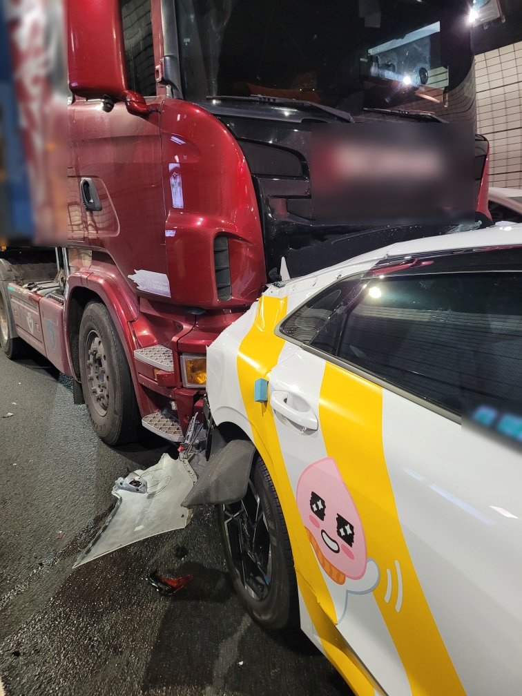 [부산=뉴시스] 27일 오전 9시20분께 부산 수정터널 5부두 방면에서 트레일러 차량이 앞서 서행 중이던 택시를 추돌했다. (사진=부산진경찰서 제공) 2025.10.27. photo@newsis.com *재판매 및 DB 금지