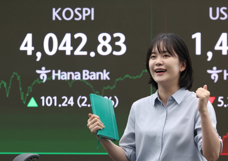 [서울=뉴시스] 황준선 기자 = 코스피가 전 거래일보다 101.24오른 4042.83에 거래를 마친 27일 오후 서울 중구 하나은행 딜링룸 전광판에 지수가 표시돼 있다. 2025.10.27. hwang@newsis.com