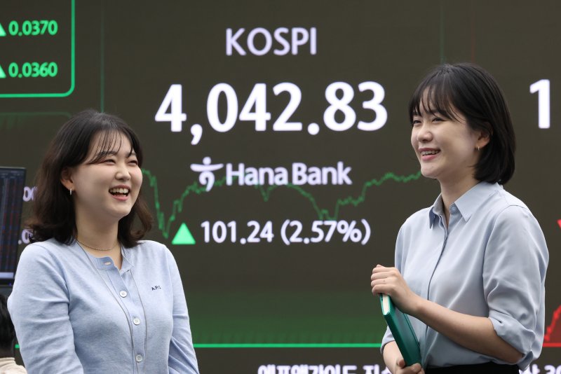 [서울=뉴시스] 황준선 기자 = 코스피가 전 거래일보다 101.24오른 4042.83에 거래를 마친 27일 오후 서울 중구 하나은행 딜링룸 전광판에 지수가 표시돼 있다. 2025.10.27. hwang@newsis.com
