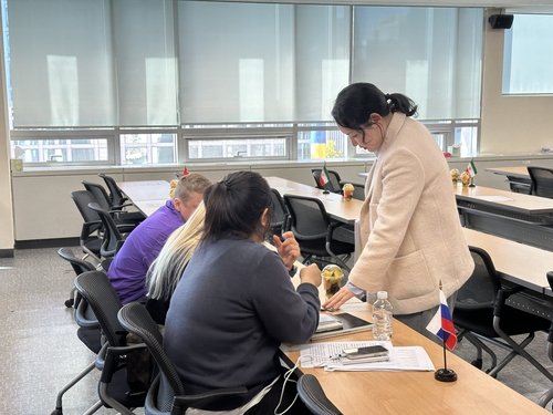 조사 신청서 작성하는 외국인 유가족 (출처=연합뉴스)