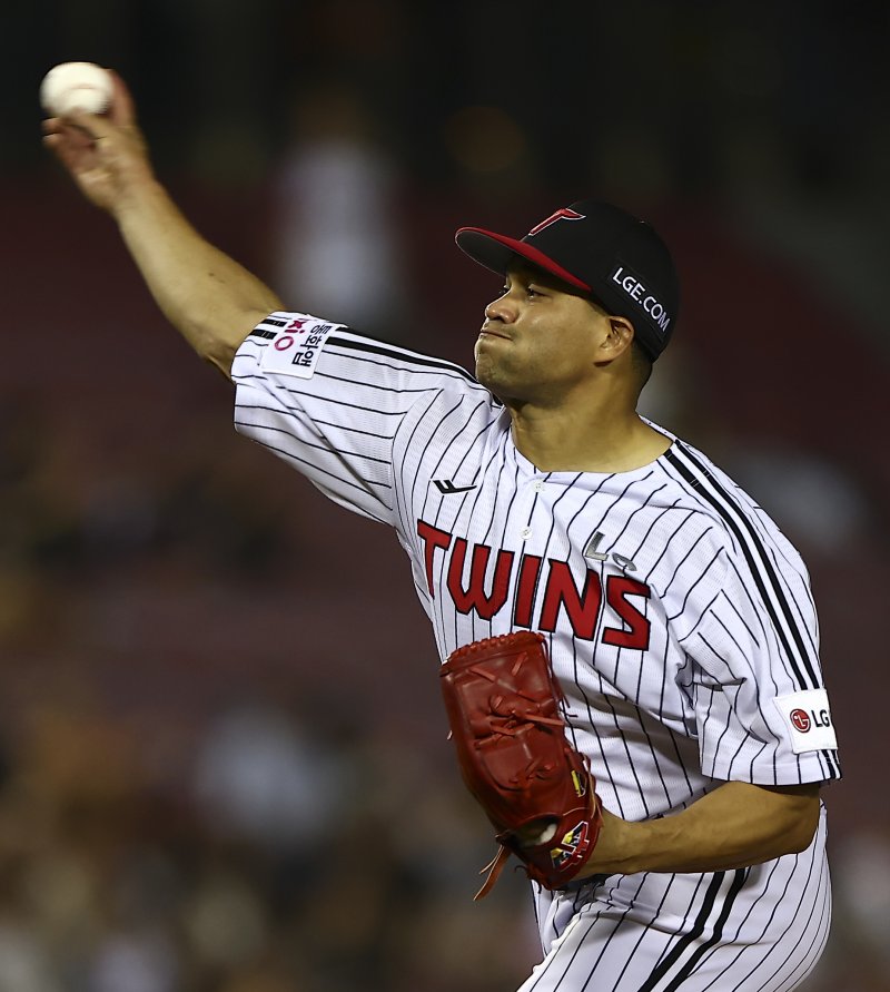 [서울=뉴시스] 김근수 기자 = 11일 서울 송파구 잠실야구장에서 열린 2025 KBO리그 KT 위즈 대 LG 트윈스의 경기, 7회초 LG 선발 치리노스가 역투하고 있다. 2025.09.11. ks@newsis.com