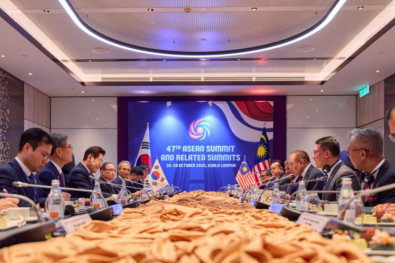 [쿠알라룸푸르=뉴시스] 고범준 기자 = 이재명 대통령과 안와르 이브라힘 말레이시아 총리가 27일(현지 시간) 말레이시아 쿠알라룸푸르 컨벤션 센터에서 한-말레이시아 정상회담을 하고 있다. (공동취재) 2025.10.27. bjko@newsis.com