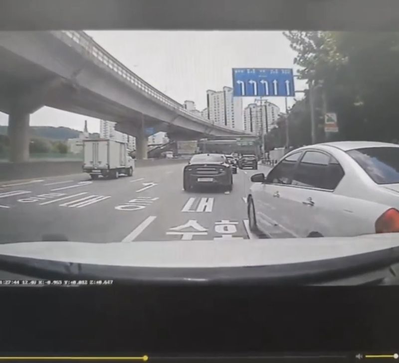 가해 차량의 블랙박스 영상. 오른쪽 흰색 차량이 피해 차량이다. 사진=성동경찰서 제공