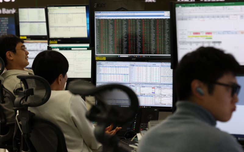 [서울=뉴시스] 27일 파이낸셜타임스(FT), CNN 등 외신에 따르면 일본 닛케이225지수(닛케이평균주가)는 전 거래일보다 2.46% 급등한 5만512.32로 장을 마감해 사상 처음 5만 고지를 돌파했다. 사진은 코스피가 전 거래일(3941.59)보다 58.20포인트(1.48%) 오른 3999.79에 개장한 27일 서울 중구 하나은행 딜링룸에서 직원이 업무를 보고 있다. 2025.10.27.