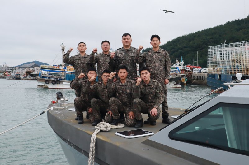 [태안=뉴시스] 지난 14일 충남 태안 근흥면 신진항에 정박 중인 육군 32사단 제8해안감시기동대대 경비정운용반 장병들이 경비정 위에서 화이팅을 외치며 기념 사진을 찍고 있다 (사진=육군 32사단 제공) 2025.10.27. photo@newsis.com *재판매 및 DB 금지