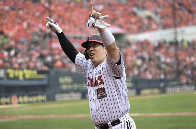 [서울=뉴시스] 정병혁 기자 = 26일 서울 송파구 잠실야구장에서 열린 2025 KBO 한국시리즈 1차전 한화 이글스와 LG 트윈스의 경기, 6회말 2사 1, 2루 상황 LG 김현수가 1타점 적시타를 친 뒤 교체돼 더그아웃을 향하며 기뻐하고 있다. 2025.10.26. jhope@newsis.com