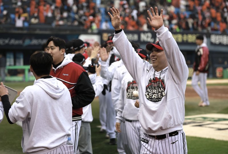 [서울=뉴시스] 정병혁 기자 = 26일 서울 송파구 잠실야구장에서 열린 2025 KBO 한국시리즈 1차전 한화 이글스와 LG 트윈스의 경기, 8-2로 승리한 LG 김현수를 비롯한 선수들이 감독 및 코치진과 기뻐하고 있다. 2025.10.26. jhope@newsis.com