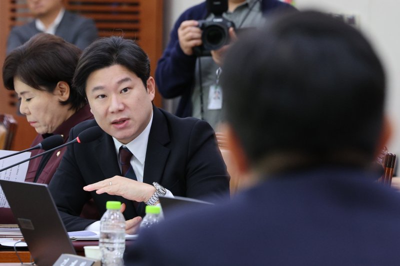 진종오 국민의힘 의원이 27일 서울 여의도 국회 문화체육관광위원회에서 열린 대한체육회 등에 대한 국정감사에서 유승민 대한체육회장에게 질의하고 있다. 2025.10.27/뉴스1 ⓒ News1 신웅수 기자