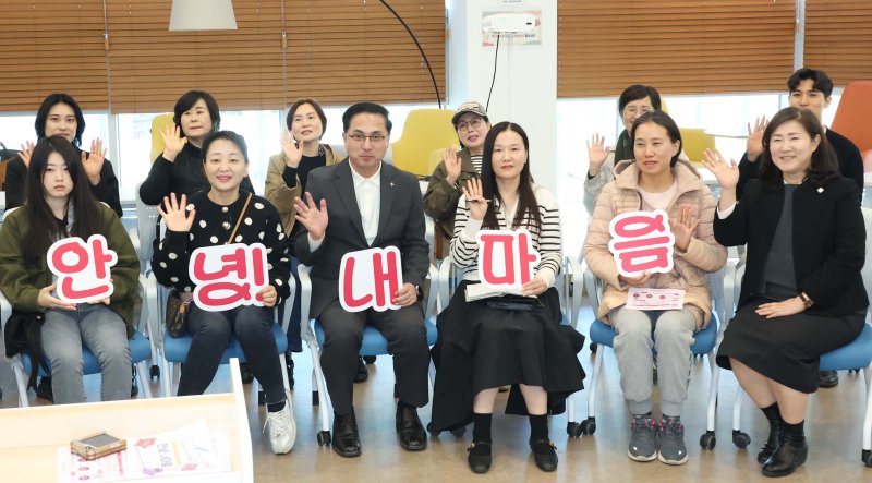 박희조 동구청장이 내 마음의 안녕을 위한 정서프로그램 참석자들과 포즈를 취하고 있다.(동구 제공. 재판매 및 DB금지)/뉴스1