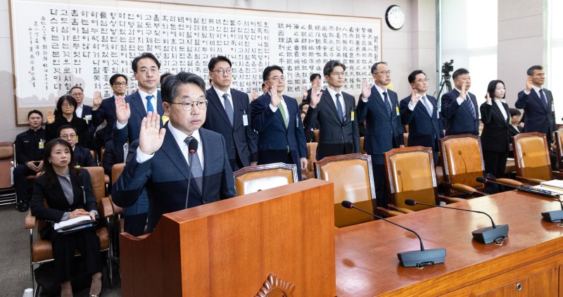 노만석 검찰총장 직무대행이 27일 서울 여의도 국회에서 열린 법제사법위원회 대검찰청 등에 대한 국정감사에 출석해 증인선서하고 있다. 2025.10.27/뉴스1 ⓒ News1 이승배 기자