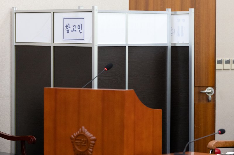 대검찰청 공업연구사 A씨가 27일 서울 여의도 국회에서 열린 법제사법위원회 대검찰청 등에 대한 국정감사에 참고인으로 출석해 가림막 안에서 답변하고 있다. 2025.10.27/뉴스1 ⓒ News1 이승배 기자