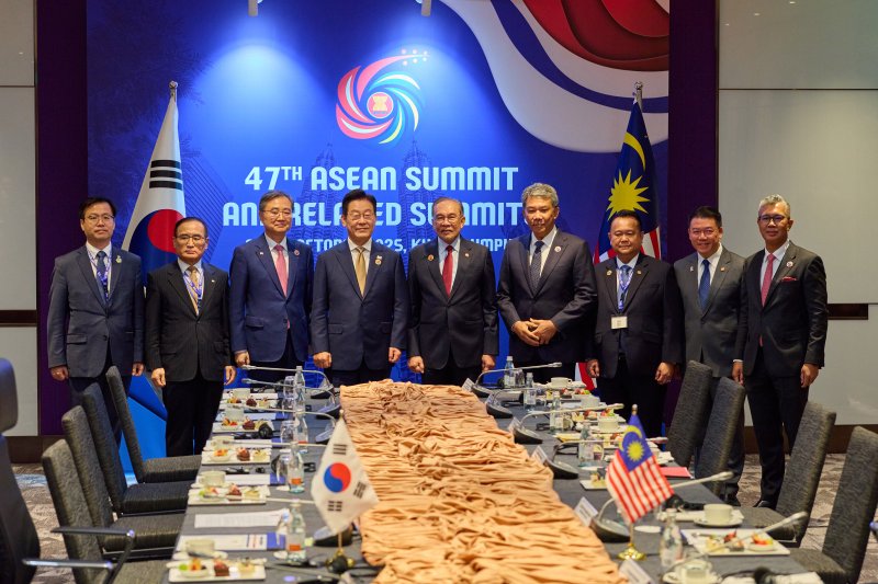 [쿠알라룸푸르=뉴시스] 고범준 기자 = 이재명 대통령과 안와르 이브라힘 말레이시아 총리가 27일(현지 시간) 말레이시아 쿠알라룸푸르 컨벤션 센터에서 한-말레이시아 정상회담에 앞서 참석자들과 기념촬영을 하고 있다. (공동취재) 2025.10.27. bjko@newsis.com