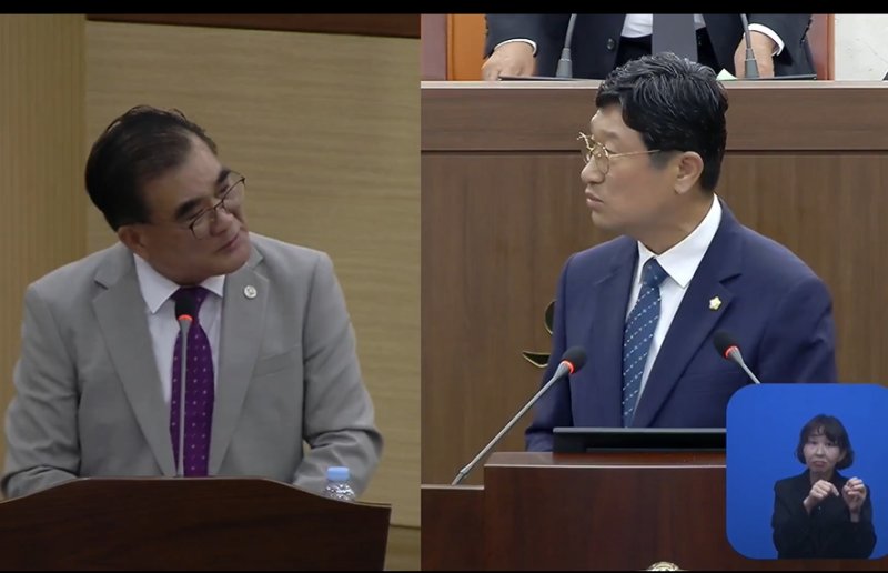 [서천=뉴시스] 조명휘 기자 = 김기웅(왼쪽) 서천군수와 이강선(더불어민주당·나선거구) 서천군의원이 24일 제335회 임시회 제3차 본회의에서 설전을 벌이고 있다. photo@newsis.com *재판매 및 DB 금지