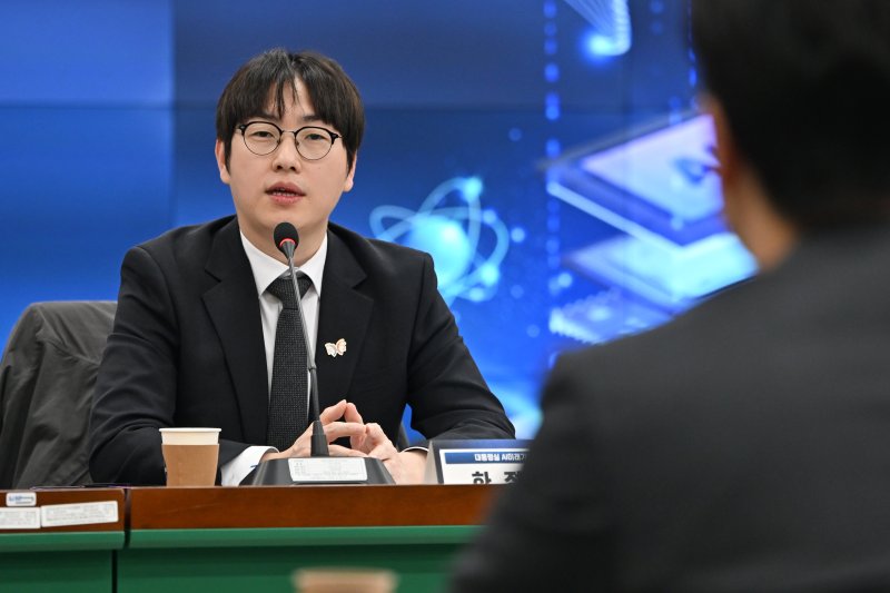 [광주=뉴시스] 이영주 기자 = 하정우 대통령실 AI미래기술수석이 27일 오후 광주 북구 전남대학교 대학본부에서 열린 과학기술정보통신부의 연구개발 생태계 혁신방안 수립을 위한 현장간담회에 참여해 인사말하고 있다. 2025.10.27. leeyj2578@newsis.com