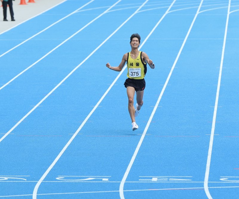 [서울=뉴시스] '제106회 전국체육대회' 하프마라톤 종목에서 우승을 거둔 손세진 선수가 결승 지점에 들어오며 세리머니를 하고 있다. (사진=건국대 제공) 2025.10.27. photo@newsis.com *재판매 및 DB 금지